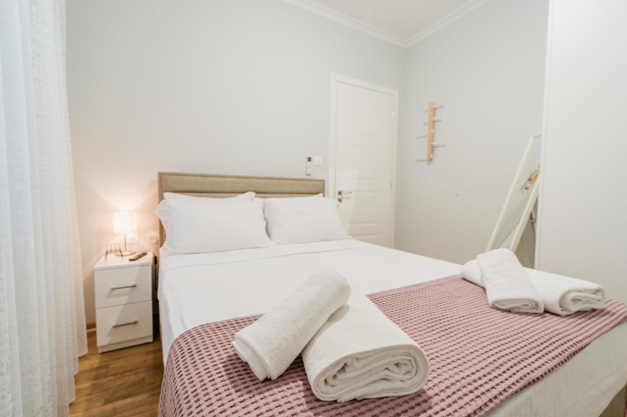 The Little Pigeon - Pink Apartment Ioannina Exterior photo
